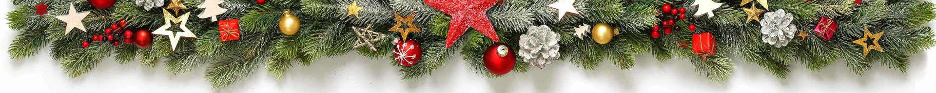 En juledekoration med grønne grene, røde og guld-kugler, samt stjerner og blomster i hvid og sølv. Dekorationen har en rød stjerne og bær, der tilføjer en festlig atmosfære.